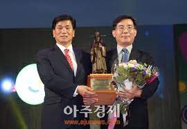 홈페이지에 박홍기 박용기 교수 등이 강의한 성경 강좌 3000여개를 준비했다. ë™êµ­ëŒ€ í•œì˜í•™ê³¼ ë°•ìš©ê¸° êµìˆ˜ í—ˆì¤€ ë™ì˜ë³´ê°ìƒ ìˆ˜ìƒ ì•„ì£¼ê²½ì œ