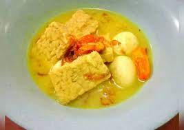 Kemudian gulingkan adonan ke dalam remahan mie sambil agak ditekan agar mie merekat sempurna.⁣ Resep Tempe Telur Besengek Yang Menggiurkan