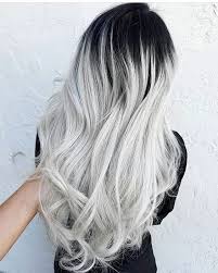 The slight metallic shimmer from the silver tones leads to a more modern, holographic hair hue, while the blonde keeps things from veering too far out there. Silver Hair Color Silver Hairstyles Blondehair Blondehaircolor Blondehairstyles Capelli Grigi Tumblr Capelli Colorati Idee Per Capelli
