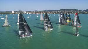 A hajók a légvonalban több mint 150 kilométeres versenytávnak indultak el. Sieger Der 52 Kekszalag Segelregatta Wurde Die Rsm2 Wunderbarerbalaton De