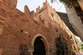 E, ancora, l'atmosfera unica di piazza brà, la famosa arena di verona, il ponte scaligero, i portici. Where To Find Casa Di Romeo In Verona The House Of Romeo Of Romeo Juliet Joy Della Vita