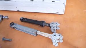 Unser twingo ist eine phase 2 bj 99 und hat jetzt ca 104 tkm gelaufen und nun wollte ich mal fragen wie lange bei dem twingo c06 die stoßdämpfer halten und wann man die wechseln sollte oder ob es. Waschmaschine Schleudert Sehr Laut Und Hupft Stossdampfer Wechseln Bauknecht