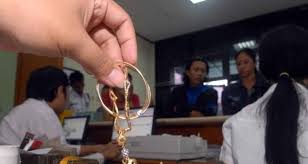 Ketika banyak masyarakat yang bertanya tentang bisakah gadai emas tanpa surat di pegadaian tentu jawabannya adalah tergantung pada kebijakan dari kantor pegadaian itu. Gadai Emas Tanpa Surat Bisa Ga Pengalaman Sendiri Gadaian Com 2021