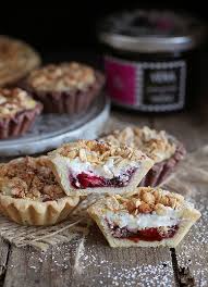 Mini crostatine alla ricotta con gocce di cioccolato. Crostatine Ricotta E Visciole Saltando In Padella
