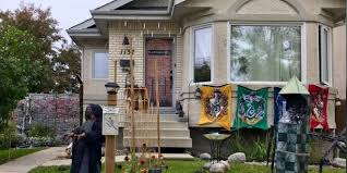 Fansunleashed Winnipeg Family With Harry Potter Themed Halloween Decorations Hope To Raise A Halloween Themes Decorations Halloween Decorations Harry Potter