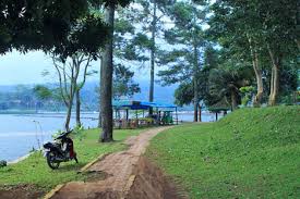 Keberadaan waduk darma pada masa para wali datang ke darma sudah merupakan situ/danau kecil dan sebagian merupakan kawasan pesawahan dan pemukiman penduduk serta merupakan titik temua antara desa darma, jagara. Obyek Wisata Waduk Darma Kuningan Tempat Wisata Indonesia