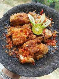 Ayam geprek is an indonesian crispy battered fried chicken crushed and mixed with hot and spicy sambal. Ayam Geprek Sambal Korek Chicken Fried Mashed Flavored Sauces Steemit