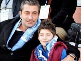 Birkaç yıl önce, ünlü oyuncu erkan petekkaya, oğlu cano'nun, ünlü hamburger zincirinde yediği tavuktan zehirlendiğini iddia ederek mahkemeye başvurmuş ve maddi tazminat istemediğini belirten. Erkan Petekkaya Fast Food Zincirine Dava Acti