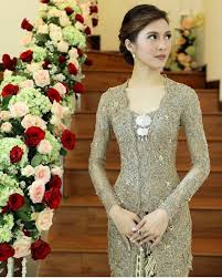 Desain yang sederhana dan tidak berlebihan akan membuatmu tampil elegan. 50 Model Kebaya Kutu Baru Modern Brokat Terbaru 2020