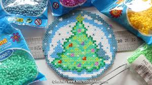 Poussez 14 boules de styromousse bleues sur le fil. Modele Pour Noel En Perles Hama Minis Sapin Dans Une Boule