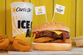 Alevde ızgara edilmiş %100 dana hamburger köftesi eritilmiş beyaz cheddar peyniri, rokfor peyniri, taptaze marul, domates, pişmiş çıtır soğan halkası, leziz. Carl S Jr Announced The Plant Based Beyond Bbq Cheeseburger