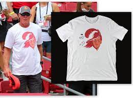 Tom brady can't quite grasp it, and if he can't, how can we? Brett Favre S Bucs T Shirt Supporting Tom Brady Up For Auction