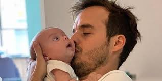 Benjamín Rojas enamorado de su hija, le dedicó una bella frase