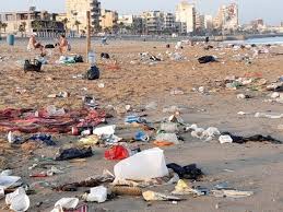 بالصور المؤسفة شاطىء صيدا تغطيه النفايات بعد ويك أند حاشد المواطنون يشوهونه بأيديهم