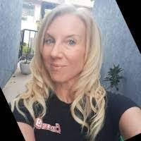 Kari Dixon's Instagram, Twitter & Facebook