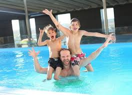 Idees De Jeux Pour Amuser Vos Enfants Dans La Piscine Blog Distripool
