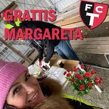 Vi är vana att bli bjudna på tårta av dig, men idag får vi bjuda dig! Stort  grattis till Maggan Waern på 50-årsdagen! 🌹🎈