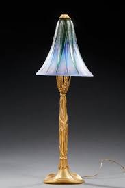 Emile Galle 1846 1904 Rare Lampe A Pietement En Bronze Dore Enserrant Un Art Deco D Eclairage Art Verrier Lampe Ancienne