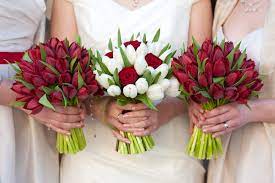 Jun 05, 2020 · there are plenty of blooms that are either only in season during the winter or continue to bloom all year long (hello, roses!) that are perfect to include in bouquets, boutonnieres, ceremony arrangements, reception centerpieces, and more. 10 Most Popular Wedding Flowers In The World 10 Most Today