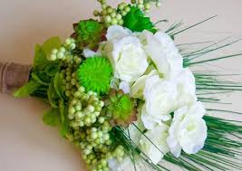 Each pack contains about 160 fake green leaves, a total of 320 leaves, in 2 colors. 40 Dollar Tree Items For Frugal Weddings