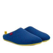 Los jeans y camisas en desuso se pueden reutilizar para hacer zapatos, o zapatillas o medias para descansar y estar en casa. Zapatillas Unisex De Estar Por Casa De Verano En Rejilla Azul Klein