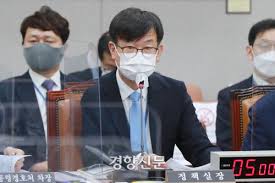 아내 조 씨는 서울의 한 공업고등학교의 계약직 영어회화 전문 강사로 취직하여 5년 정도를 재직하였다.7 자유한국당 측의 주장으로는 현재 취직 조건이 토익 901점인데 현재 김상조 후보자 측에서는 지원자가 1명밖에 없었기 때문에 채용되었다고 해명하였다. Fxehnxur5bof9m