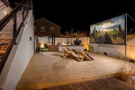 20 Cool Backyard Movie Theaters For Outdoor Entertaining