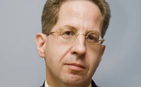 Eine gruppe von männern geht in chemnitz auf migranten los. L Affaire Hans Georg Maassen Fragilise La Grande Coalition