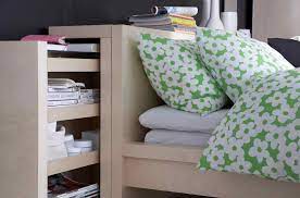 Nous avons un large assortiment de lits avec rangement ou lits coffre pour répondre à tous les styles et espaces : Tete De Lit Avec Rangement Integre Par Ikea Tiroir Coulissant Et Literie A Motifs Floraux Tete De Lit Avec Rangement Lit Avec Rangement Integre Lit Rangement