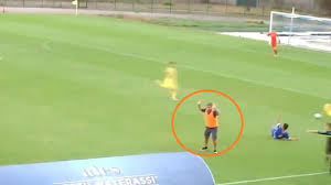 VIDEO. Al bijna 3 miljoen keer bekeken: coach van Italiaanse amateurploeg  loopt veld op en tackelt doorgebroken voetballer | Nieuwsblad