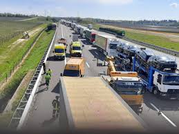 Morto motociclista travolto da un tir. Incidente In A4 Tra Sirmione E Desenzano 5 Feriti E Lunghe Code Prima Verona