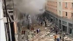 A tower of smoke rose from the building, where repairs were being. Fuerte Explosion En La Calle Toledo De Madrid