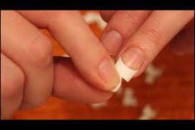 Diese auf den naturnagel aufgesetzten nägel werden von. Video Kunstliche Fingernagel Selber Machen So Gelingt Das Aufkleben