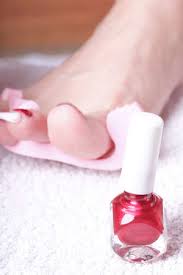 Последние твиты от uñas pintadas (@unaspintadascom). Primer Plano De Los Pies De Las Mujeres Con Las Unas Pintadas De Color Rojo Podologia Sin Preocupaciones Fotos Retratos Imagenes Y Fotografia De Archivo Libres De Derecho Image 10580409