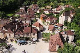 Mais aussi la très belle grotte ornée de pech merle qu,i fait rare, n'est pas un fac similé, mais bien l'authentique grotte. Saint Cirq Lapopie Lot L Un Des Plus Beaux Villages De France