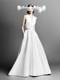 Scopri i nostri abiti e vestiti da sposa per matrimonio, rito e cerimonia civile, eleganti e raffinati…visita il nostro sito e dai un'occhiata alla nuova collezione! L Abito Da Sposa Per Un Matrimonio Civile Dal Bianco Ai Colori Pastello Ma Anche Stampe E Tinte Accese La Repubblica