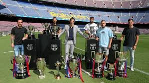 No auditório, familiares, jornalistas, amigos e jogadores. Messi Y Varios Referentes Presentes En La Despedida De Suarez Tyc Sports
