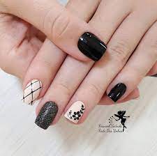 El esmalte de uñas negro es la elección perfecta para cualquier diseño de uñas. Pin En Cool Nail Designs