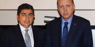 Kaşları simsiyahtır, saçının kıvamları gecenin karanlığı gibidir. Zks5sjpvcljhtm