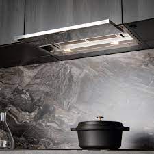 credence deco marbre noir cuisine noire cuisine equipee moderne meuble hotte