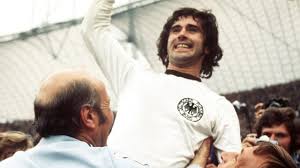 101 fußbälle für die bis heute unübertroffene marke an bundsliagetoren inklusive der 40 rot markierten von gerd müller hängen an der decke. Rmy Xvnkj20vtm