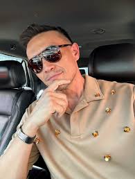 Así o más guapo y feliz? 😀 Oooh Meeen 🫡