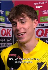 Leo Sauer viert NAC's overwinning op PlayStation