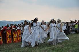 A tavaszi, nyári, őszi, téli napforduló lehetőséget kínál arra, hogy megálljunk egy pillanatra. A Nyari Napfordulo Szakralis Csodaja Litha Spiritan Hu Ezoteria Spiritualitas Magia