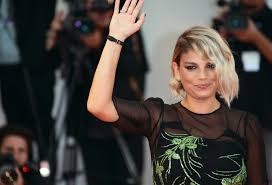 Un'emozione grandissima, che la cantante salentina ha voluto condividere con tutti i suoi fan. Emma Marrone Si Arrabbia Con I Fan E Chiude La Diretta Instagram Radio 105