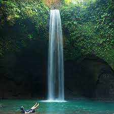 makai ban pelampung di kolam renang sdah biasa tapi pakai ban d air terjun dengan cucuran air yg deras kebayang kaya indonesia photography bali indonesia bali