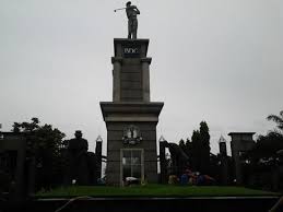 Banyak jenis material dan bentuk ingin pintu gerbang lebih terlihat kokoh dan menarik, anda bisa mencontoh desain gerbang berikut ini. Pintu Gerbang Masuk Perumahan Foto Bukit Darmo Surabaya Tripadvisor