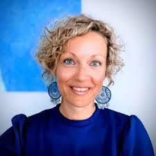 Lara Bliss's Instagram, Twitter & Facebook