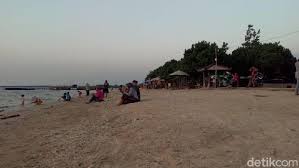 Sembari menunggu sunset, kamu bisa menikmati suasana pantai di beberapa kursi santai pasalnya, pantai akan mulai padat menjelang sore hari. Menikmati Mentari Tenggelam Pada Bulan Puasa Di Teluk Awur Jepara