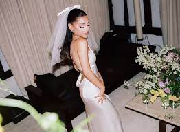 Ariana grande 's parents both walked her down the aisle at her secret wedding. Jbomkqwfursvam